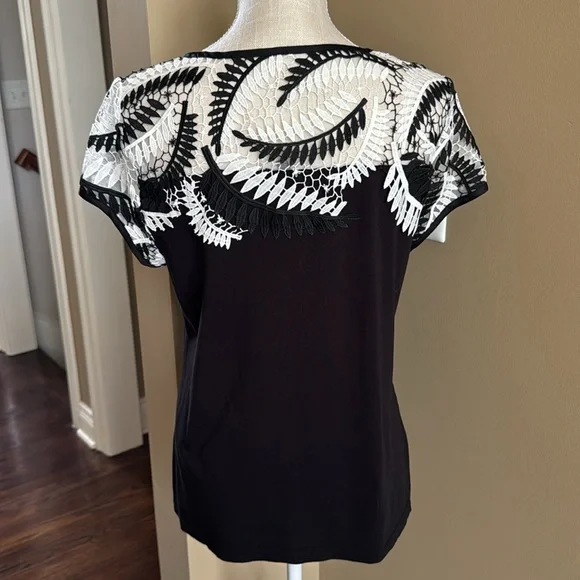 WHITE HOUSE BLACK MARKET-Black/White Lace Detail Top-Cap Sleeves-Knit Body Sz M - Picture 3 of 12